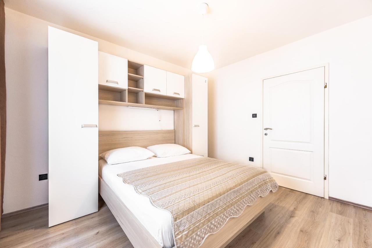 Apartments Lili Pag Town Εξωτερικό φωτογραφία