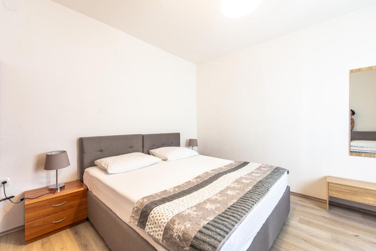 Apartments Lili Pag Town Εξωτερικό φωτογραφία