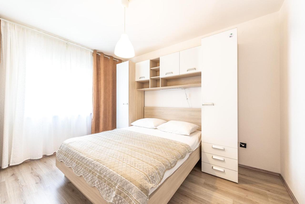Apartments Lili Pag Town Εξωτερικό φωτογραφία